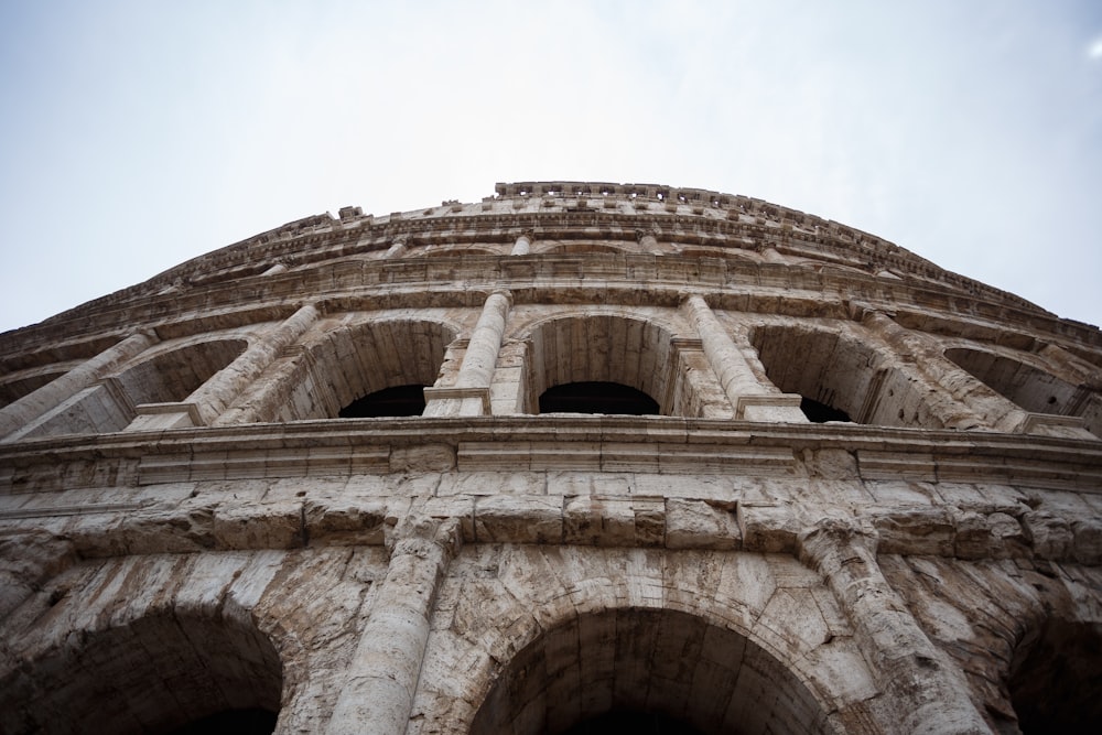 fotografia de baixo ângulo do Coliseu
