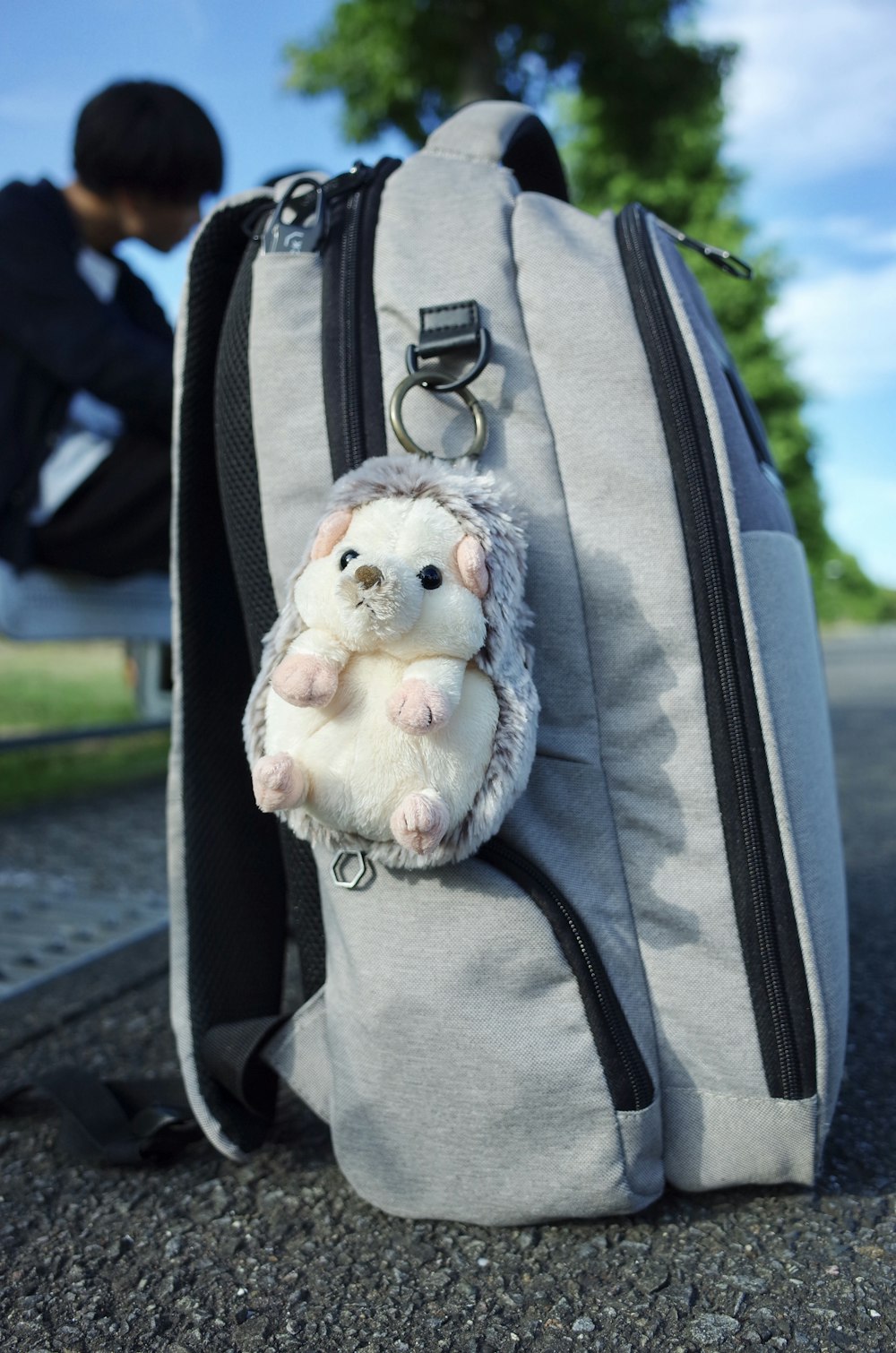 mochila gris