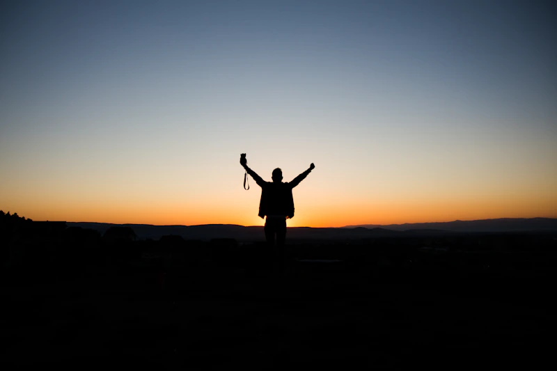 silhouette d’homme s’étirant au lever du soleil