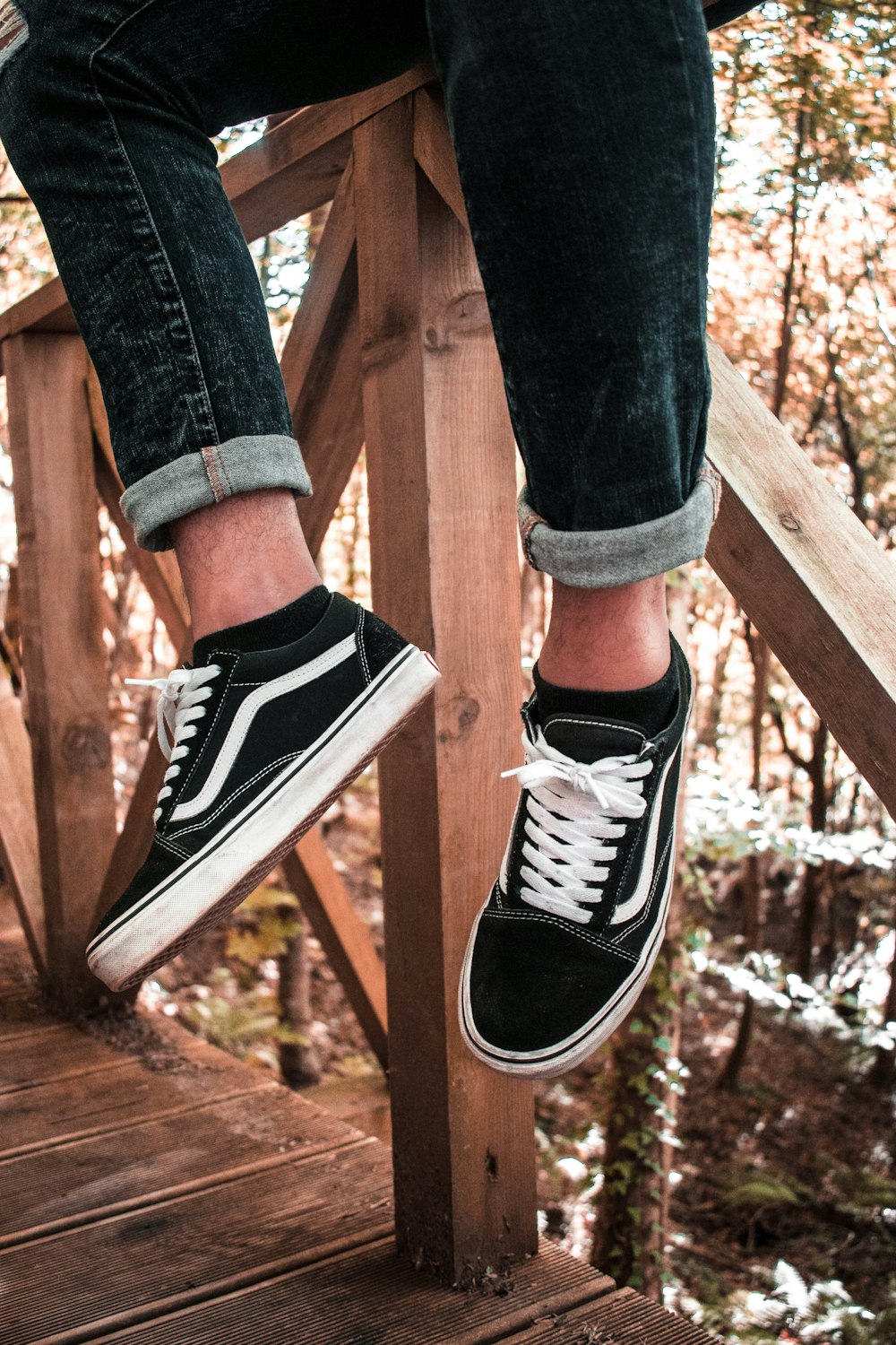 personne assise sur une terrasse en bois