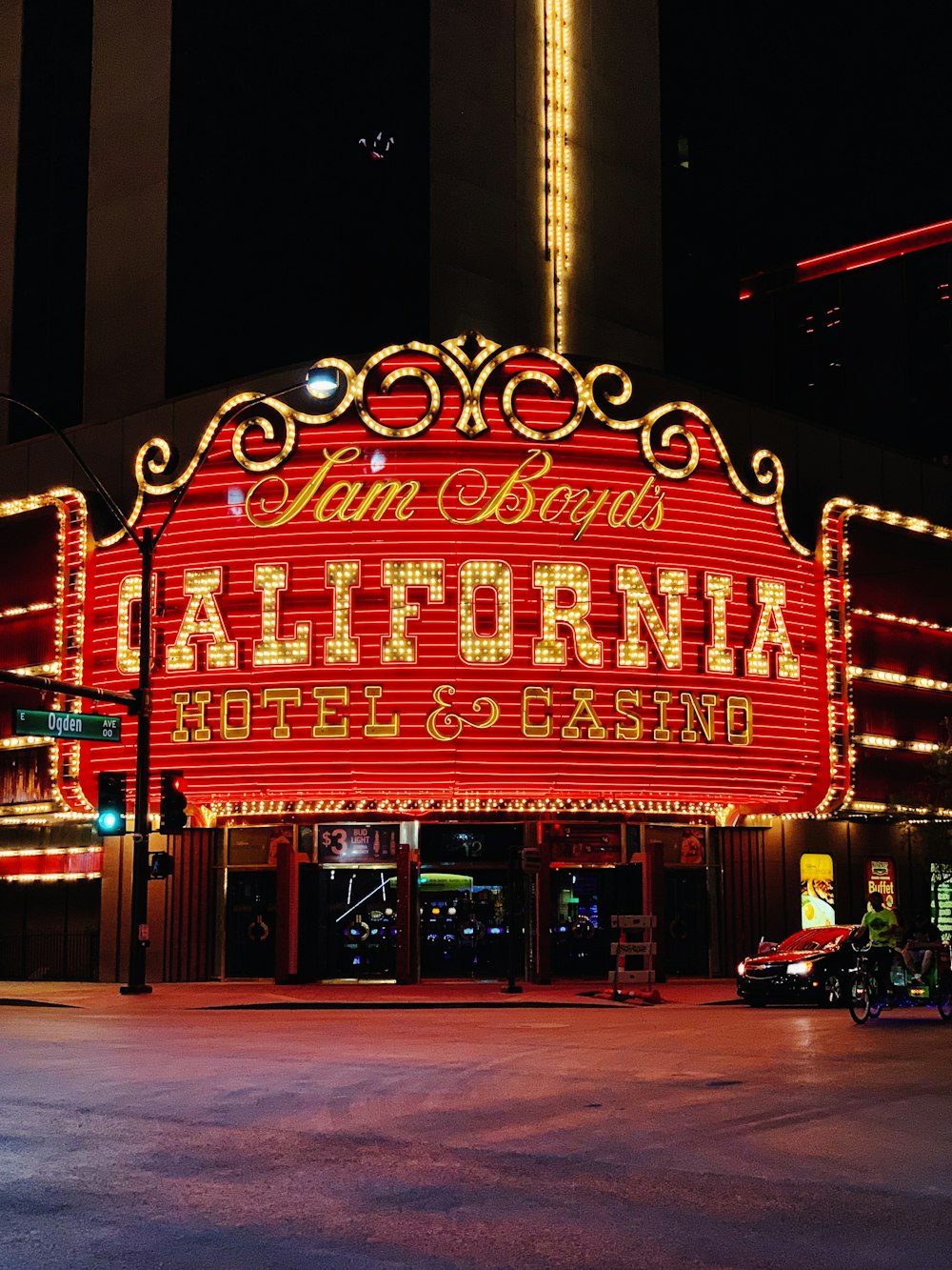 Frente al California Hotel & Casino de Sam Boyd durante el día