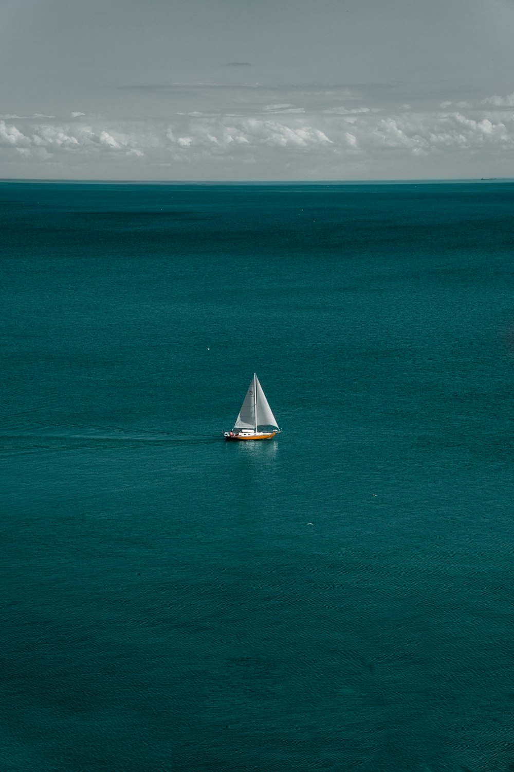 bateau blanc et brun dans le plan d’eau