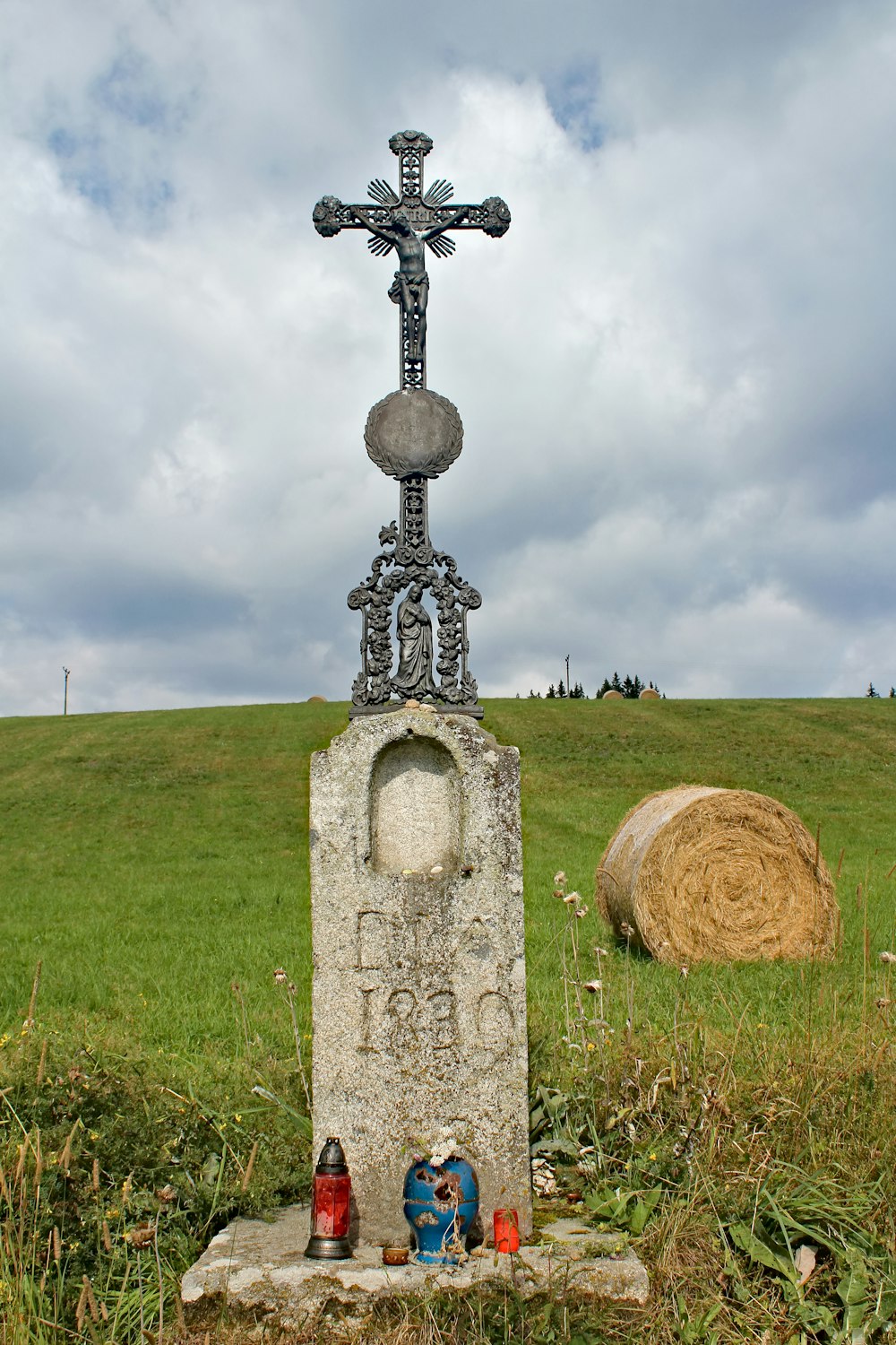 Statue de croix grise