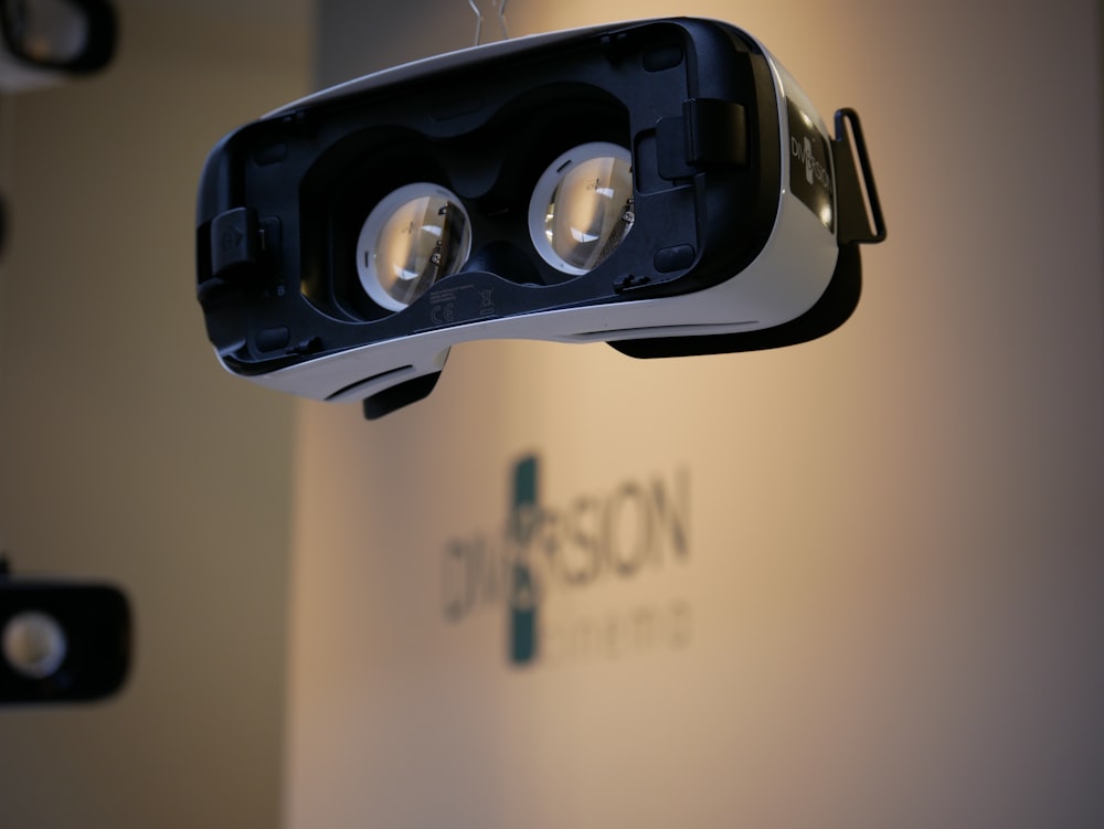 gafas de realidad virtual en blanco y negro