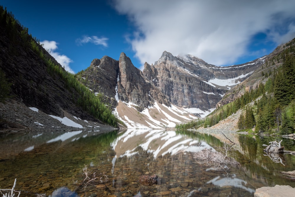 montagnes sous ciel bleu et nuages blancs