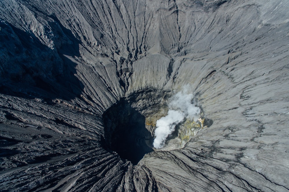 gray and white mountain close-up photography