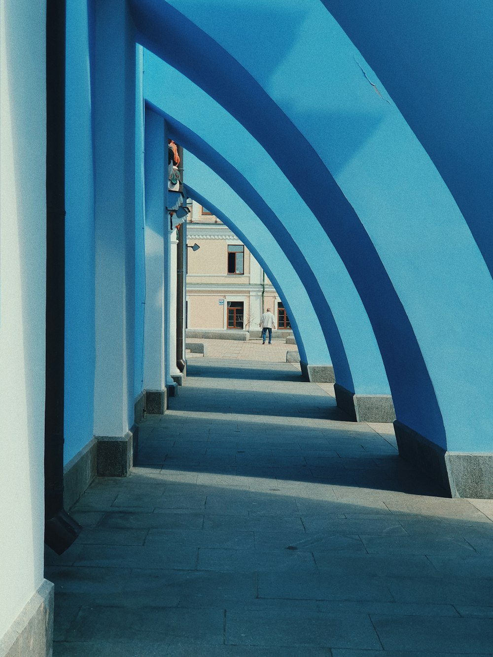 파란 건물 페인트