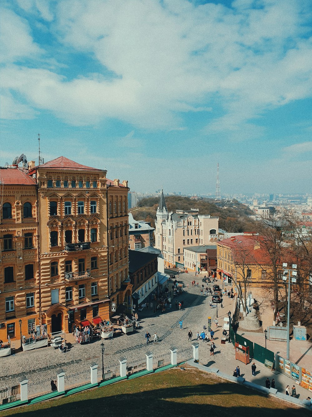 Fotografia aerea di persone in piedi vicino alla strada durante il giorno