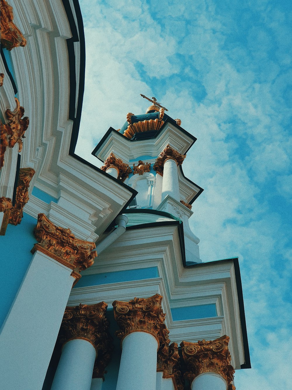 Edifício de concreto branco e azul