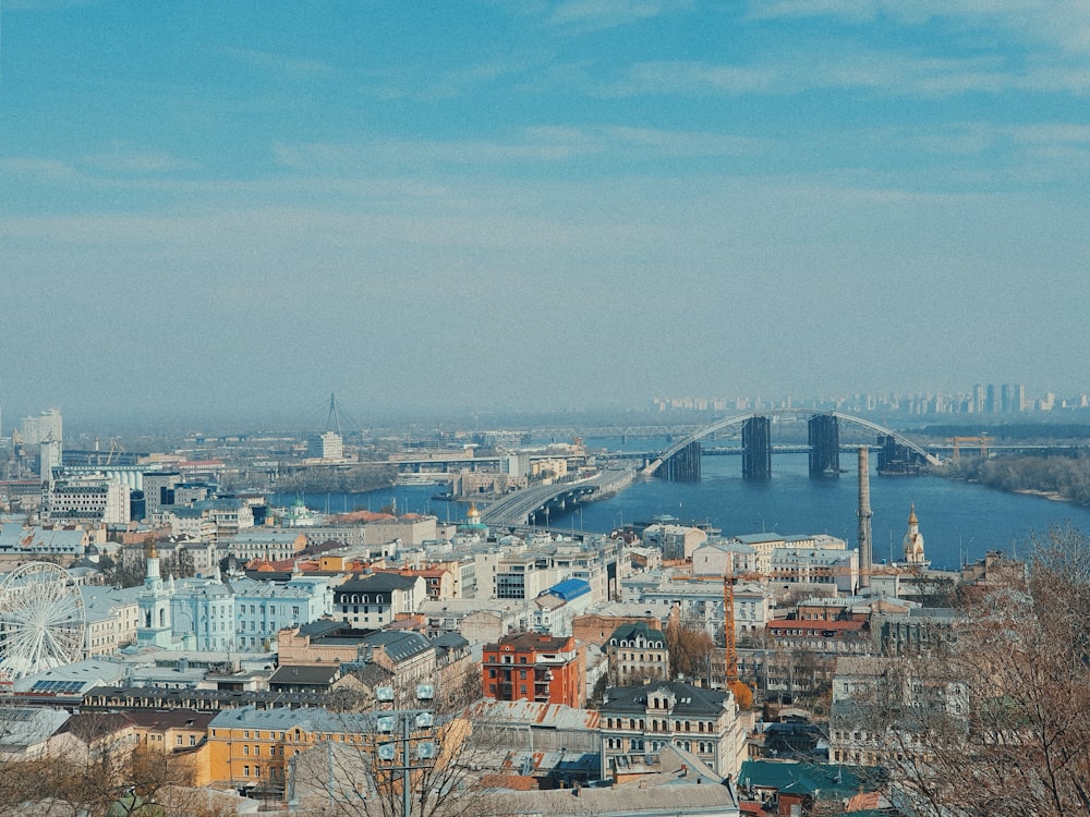 Dos puentes en la ciudad bajo el cielo nublado blanco y azul