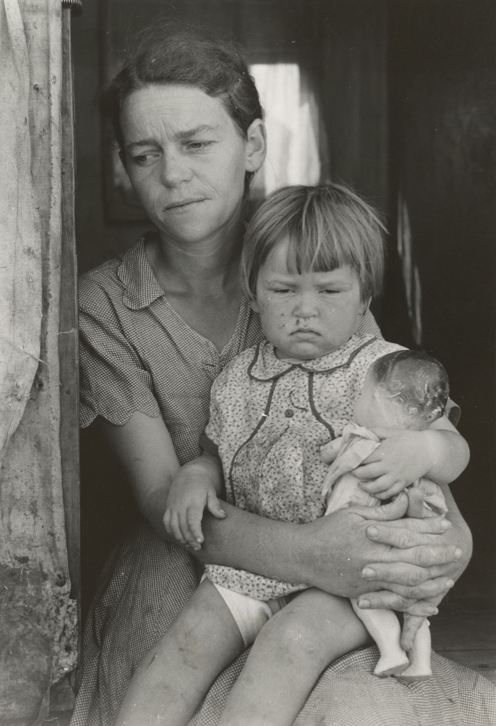 femme portant un bébé