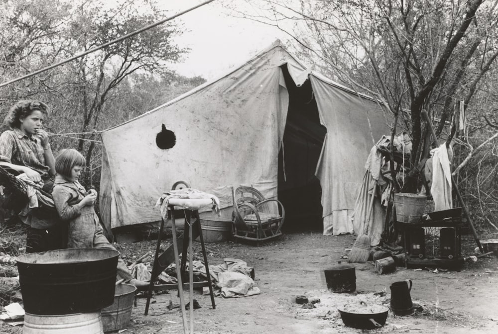 Zwei Frauen stehen in der Nähe eines Zeltes