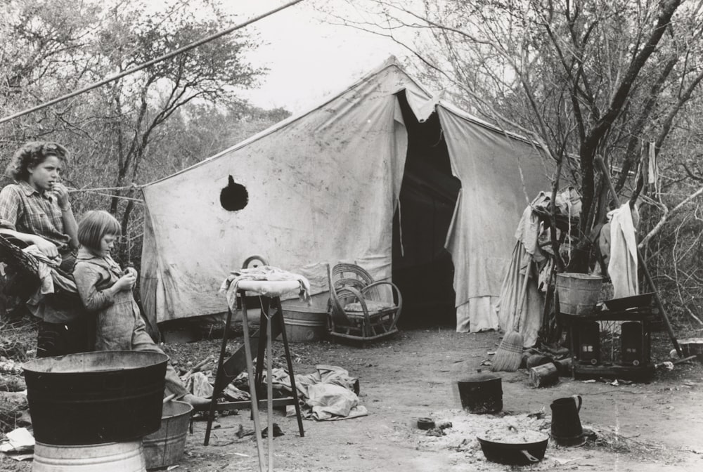 due donne in piedi vicino alla tenda