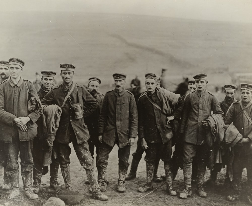 Fotografía en escala de grises de un grupo de hombres con traje de soldado
