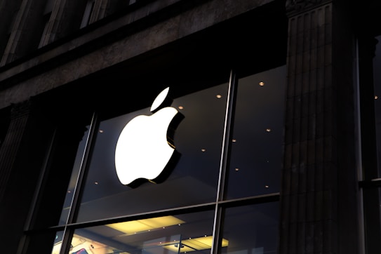 Apple Store mağazasının önü