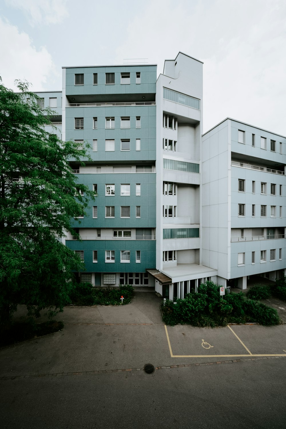 Immeuble de grande hauteur blanc et bleu