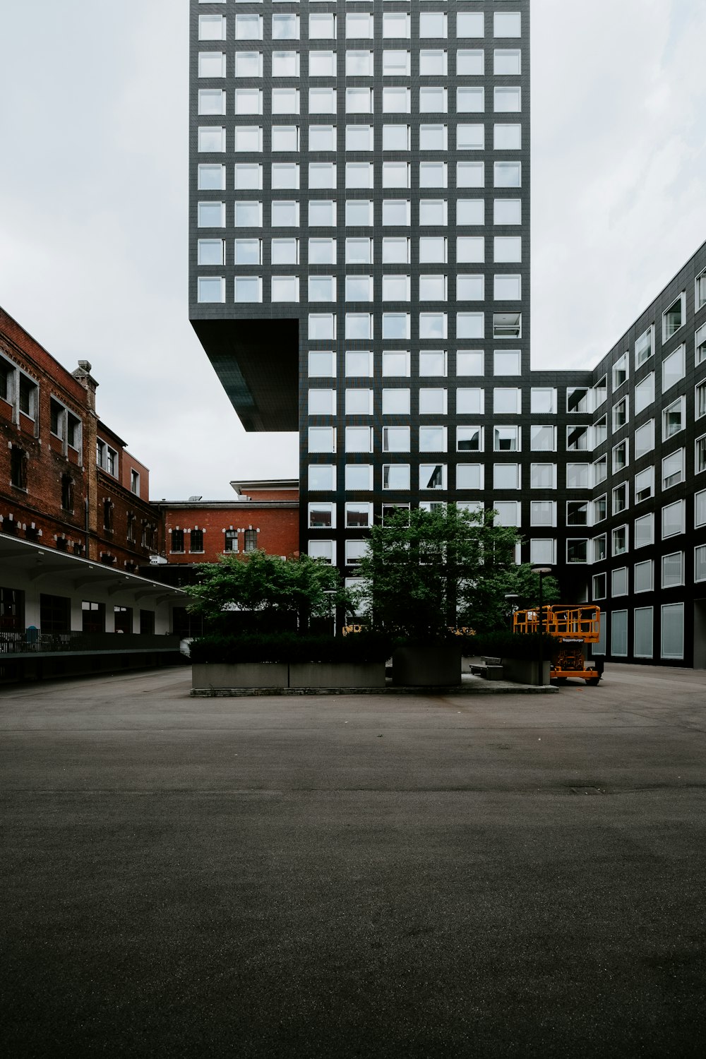 Fotografía de ángulo bajo de un edificio de hormigón en blanco y negro