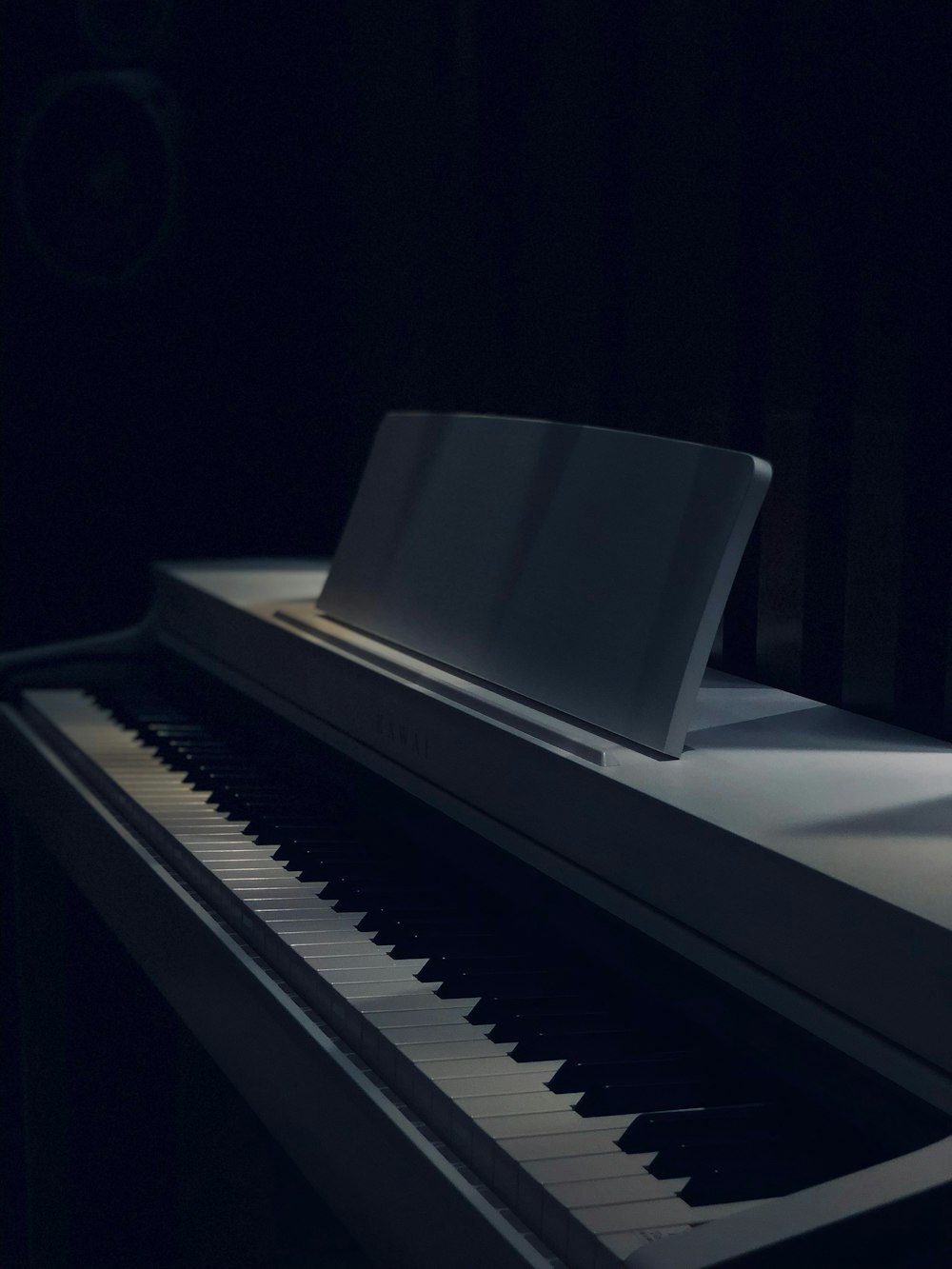 white and black grand piano