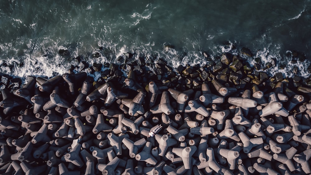 graue Beton-Kunstgehege am Strand