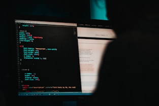 monitor de computador de tela plana que mostra uma tela em branco e preto