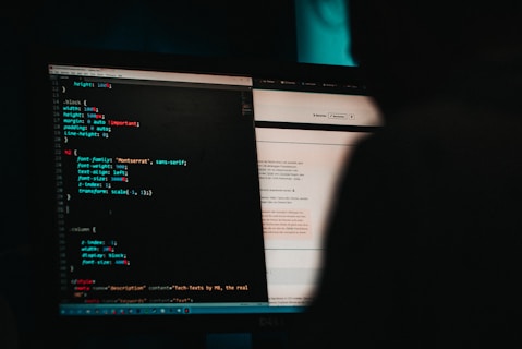 monitor de computador de tela plana que mostra uma tela em branco e preto