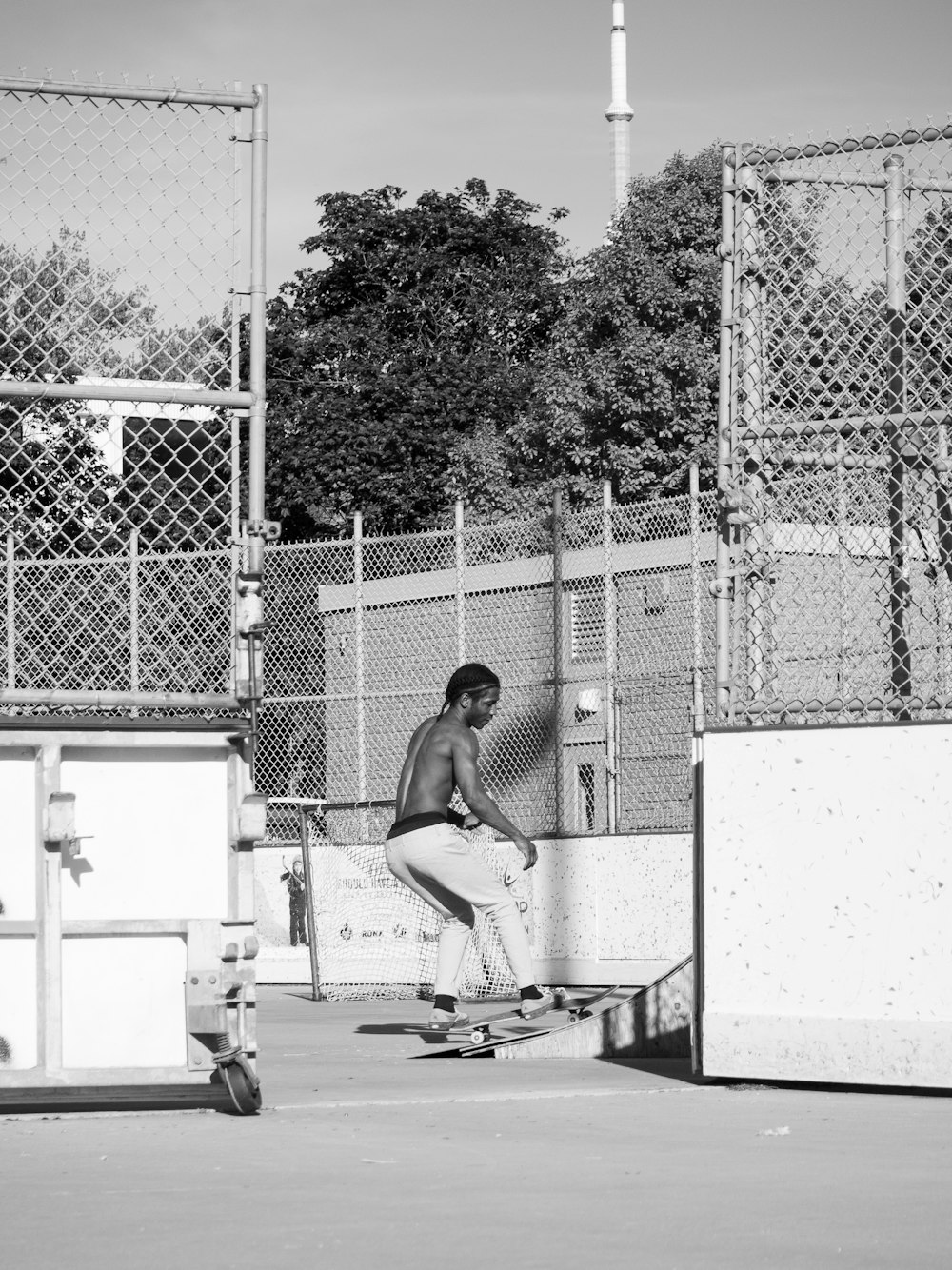 Foto en escala de grises de un hombre patinando