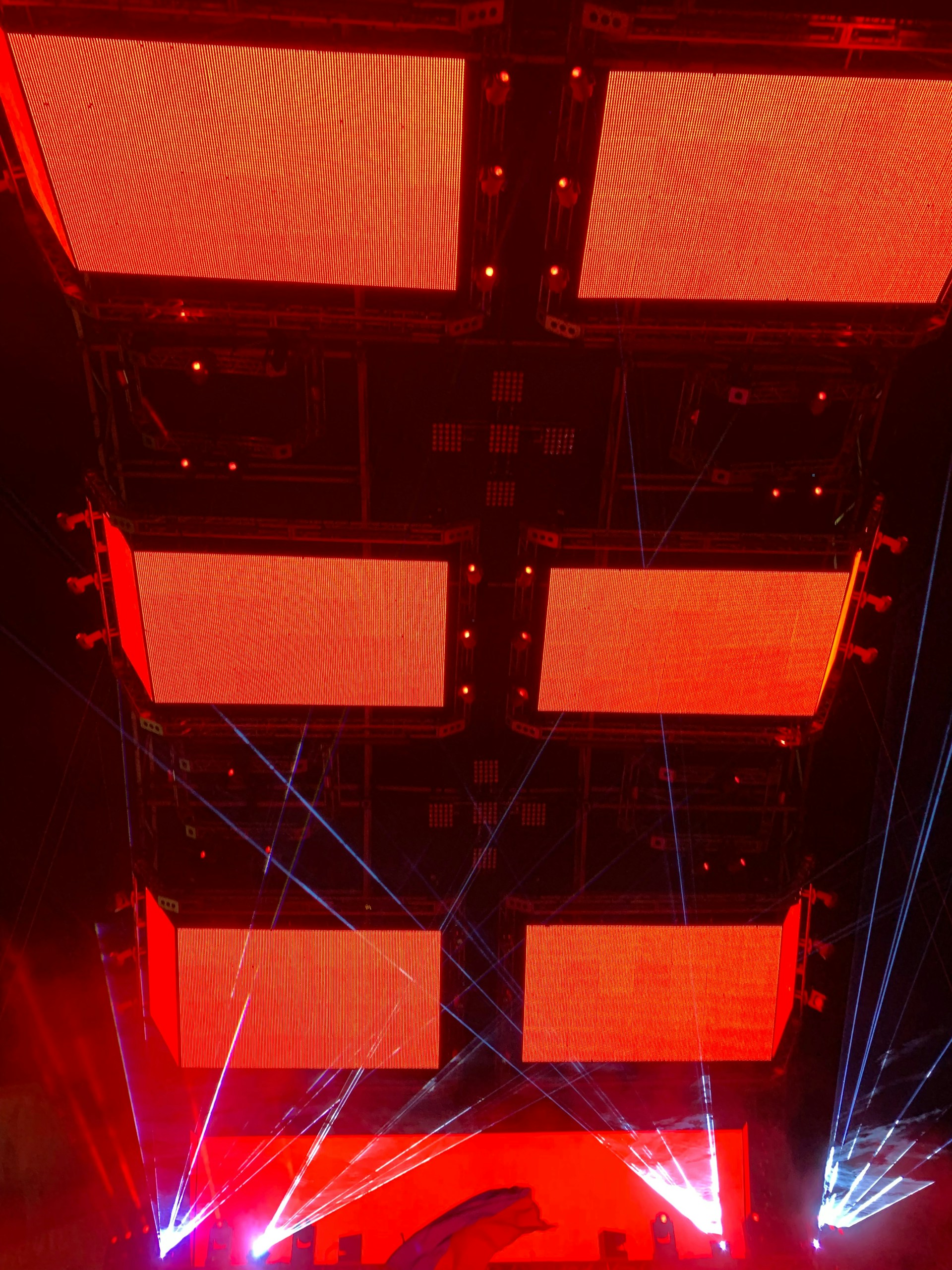 A dynamic full banner showing the tv clube do cantor logo illuminated against a dark background with red accents.