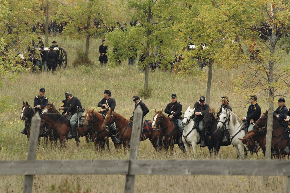 pessoas alinhadas montando a cavalo