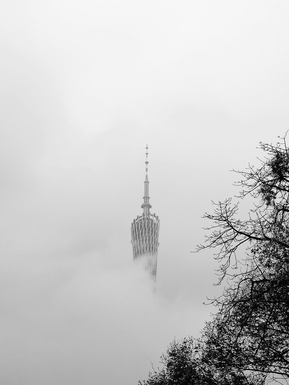 Photographie en niveaux de gris du bâtiment de la tour