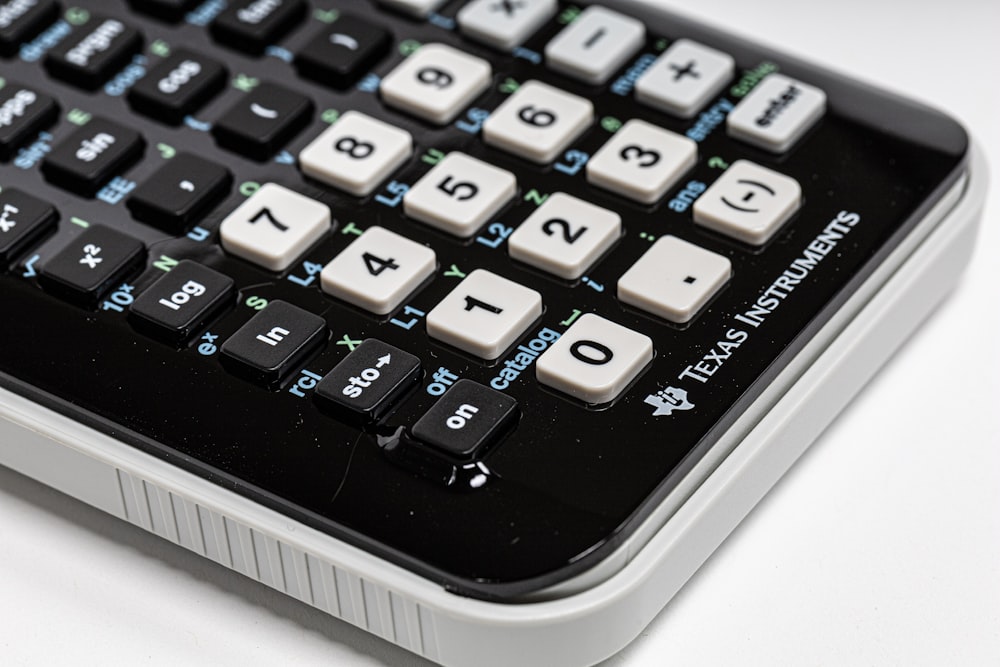 calculatrice Texas Instruments noir et blanc