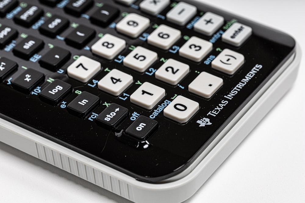 Calculadora de Texas Instruments en blanco y negro