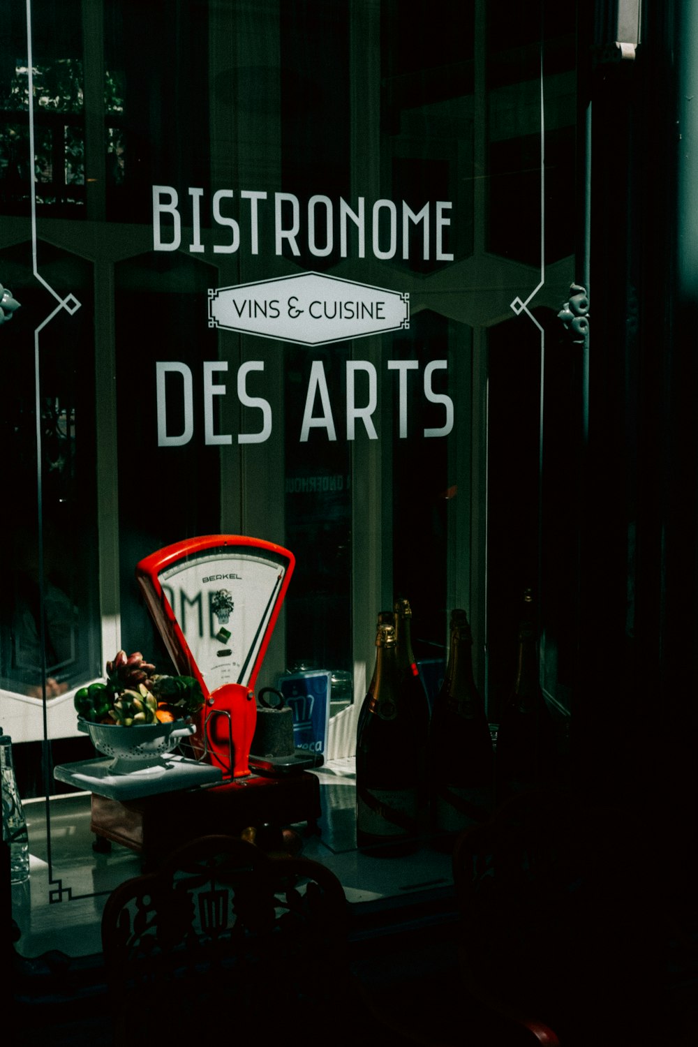vBistronome Des Arts sticker on glass wall
