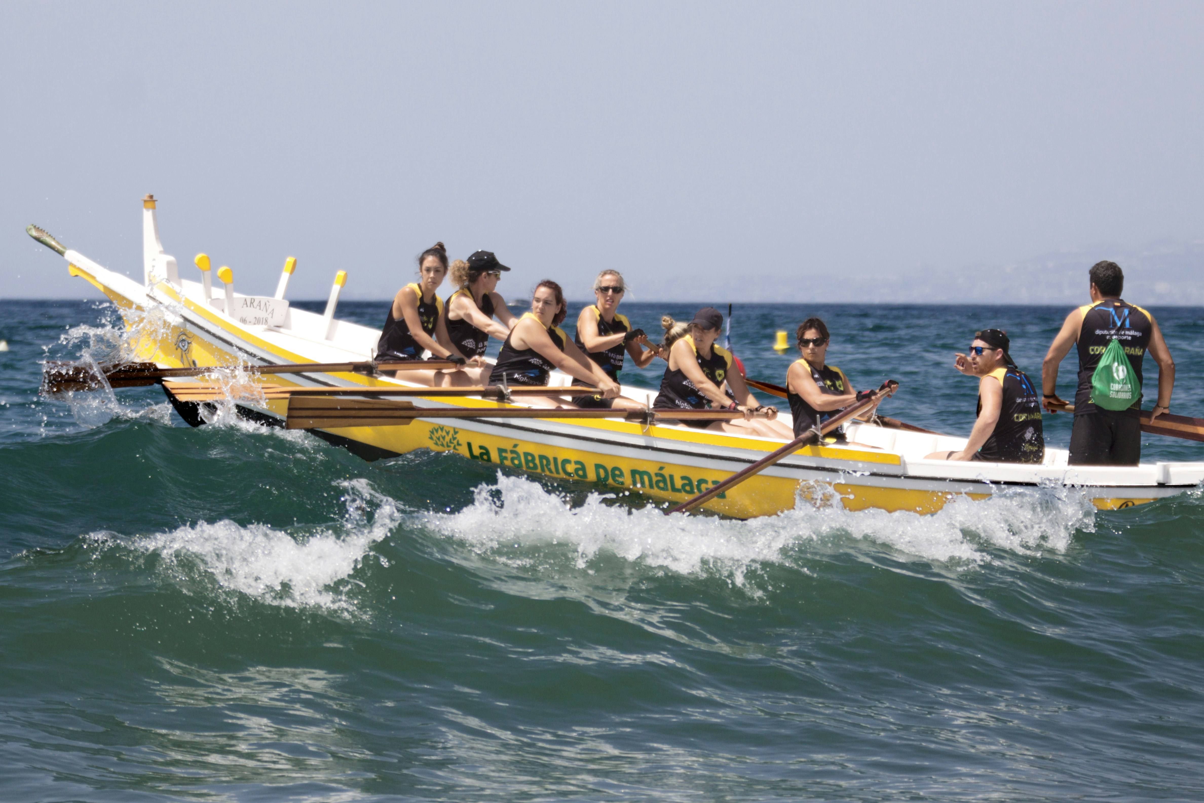 Equipo femenino del Club Deportivo Remo La Araña participando en una regata de barcas de jábega que tuvo lugar el 13-07-2019 en las preciosas playas de Rincón de la Victoria (Málaga). El estado de la mar puso a prueba la destreza y el buen hacer del \