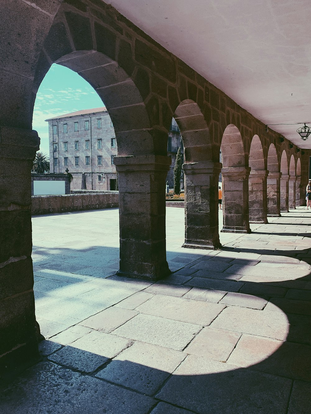 braune Betonbögen mit Blick auf das Meer