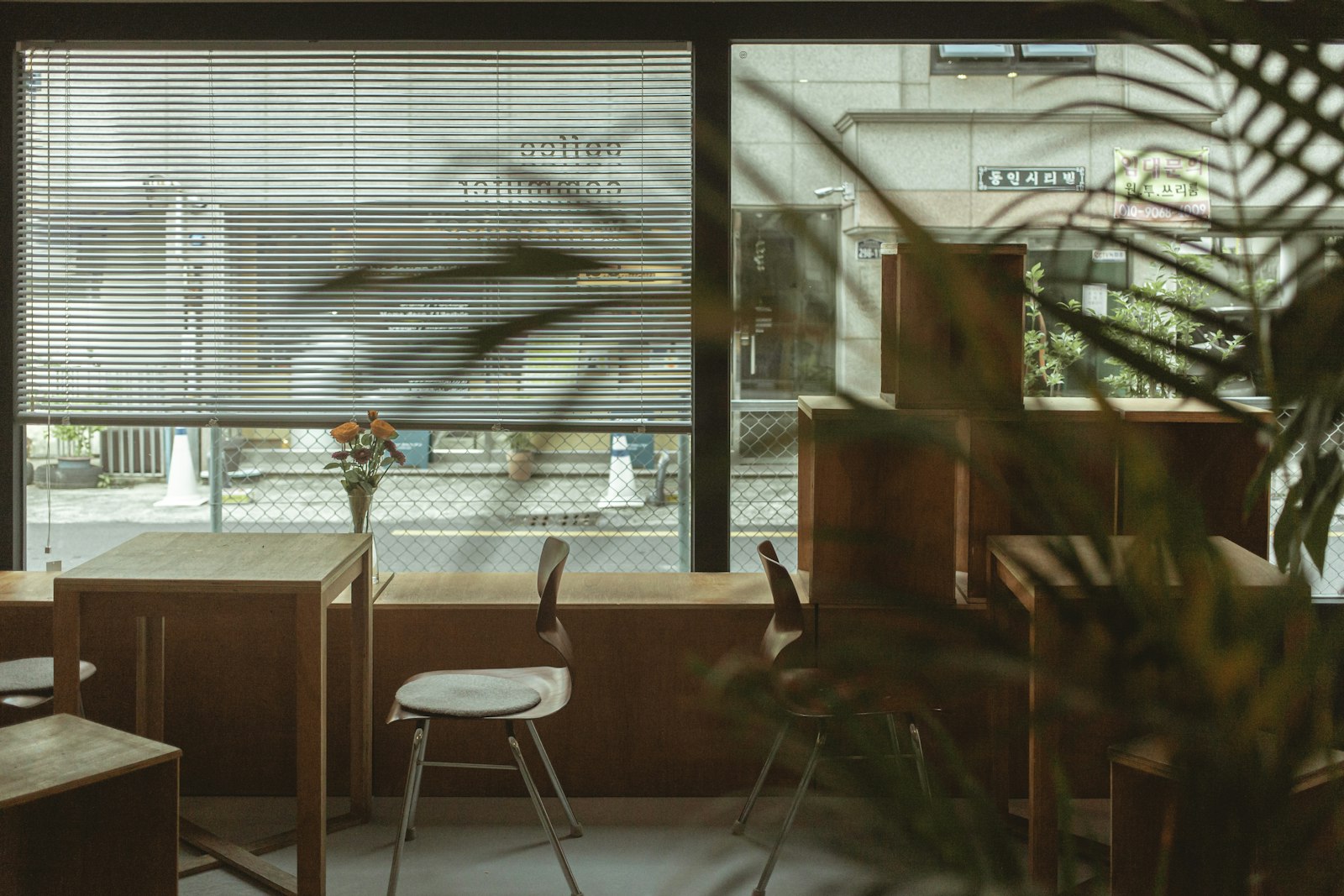 Canon EOS 5D Mark II + Canon EF 40mm F2.8 STM sample photo. Two empty chairs facing photography