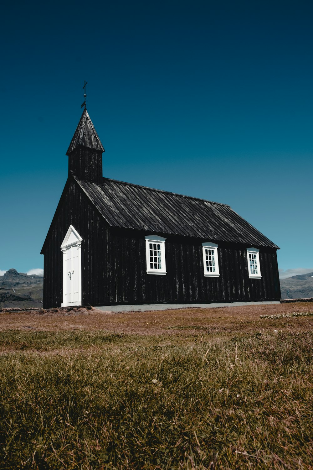 Schwarze Kapelle in der Nähe des Feldes