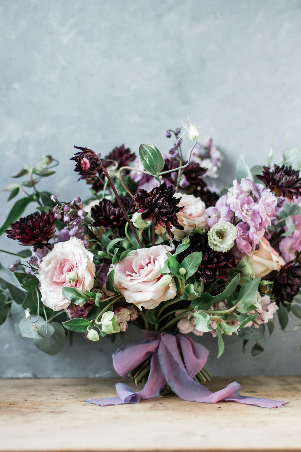 Fotografia em close-up de flores de pétalas brancas, rosas e roxas