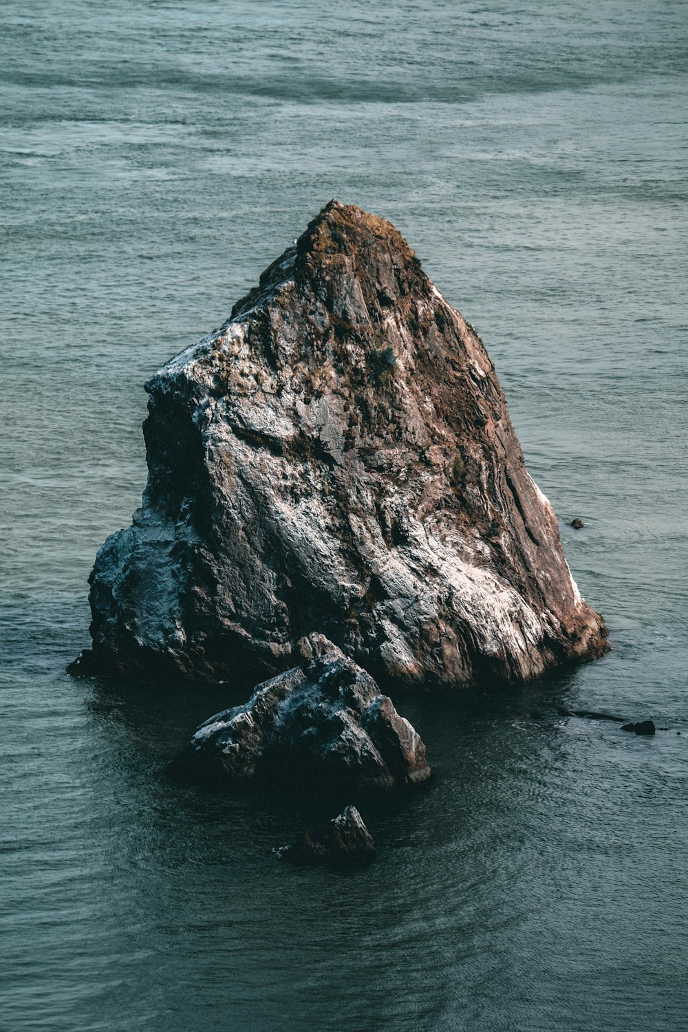 Scogliera marrone accanto all'oceano