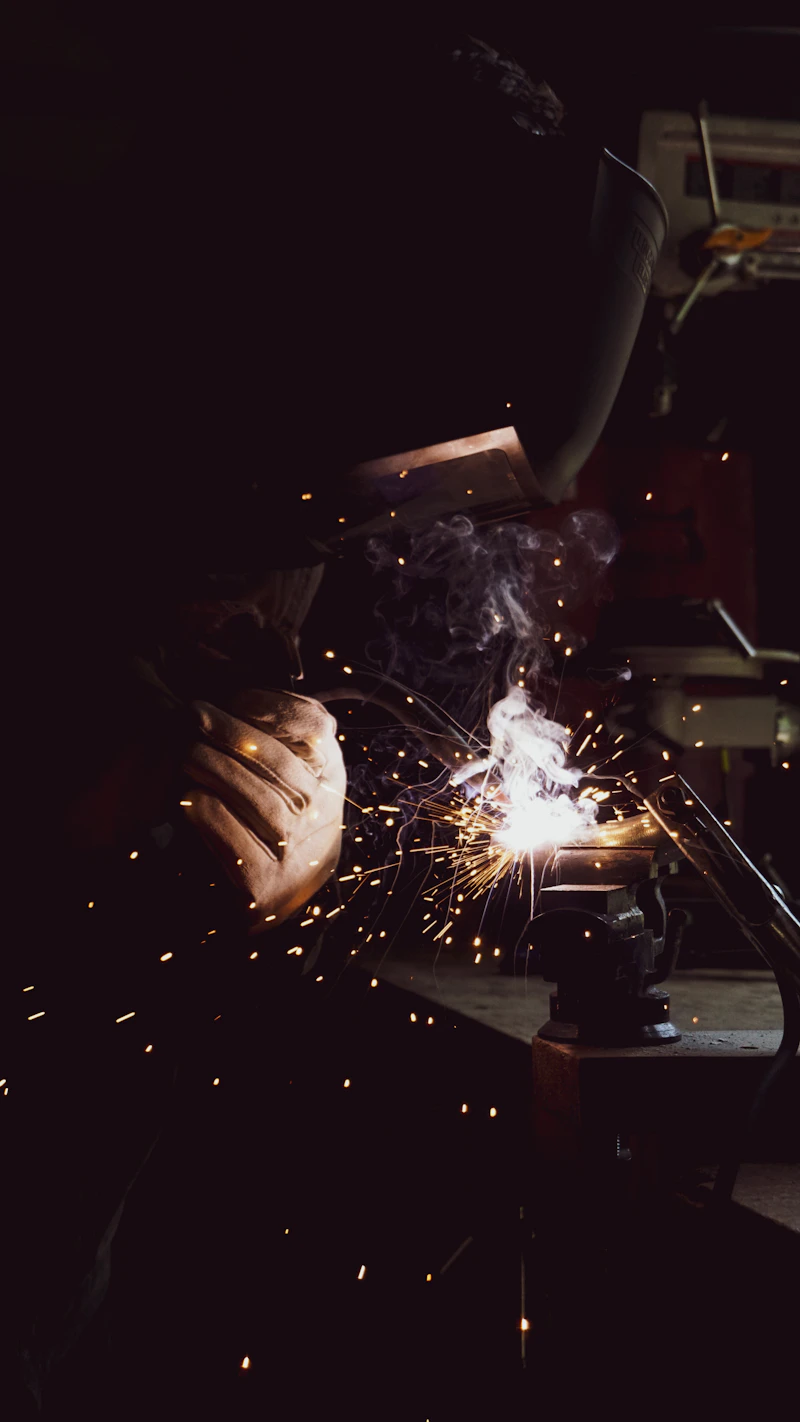Trabajo de soldadura en un taller de herrería