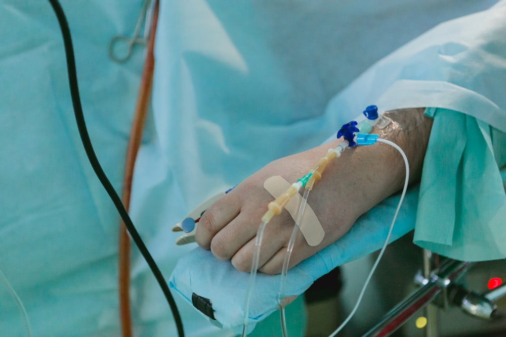 uma pessoa em uma cama de hospital com um IV