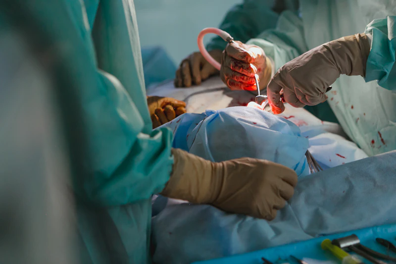 Manos enguantadas en el campo operatorio, heridas complejas y cirugía de mano
