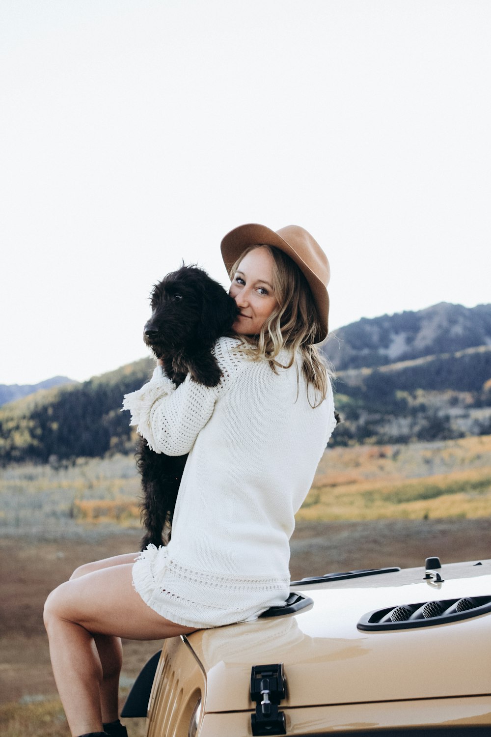 mujer sosteniendo perro