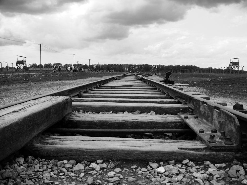 Fotografia de foco seletivo de trilhos de trem