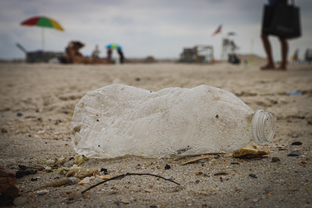 Fotografía de primer plano de botellas de plástico transparentes