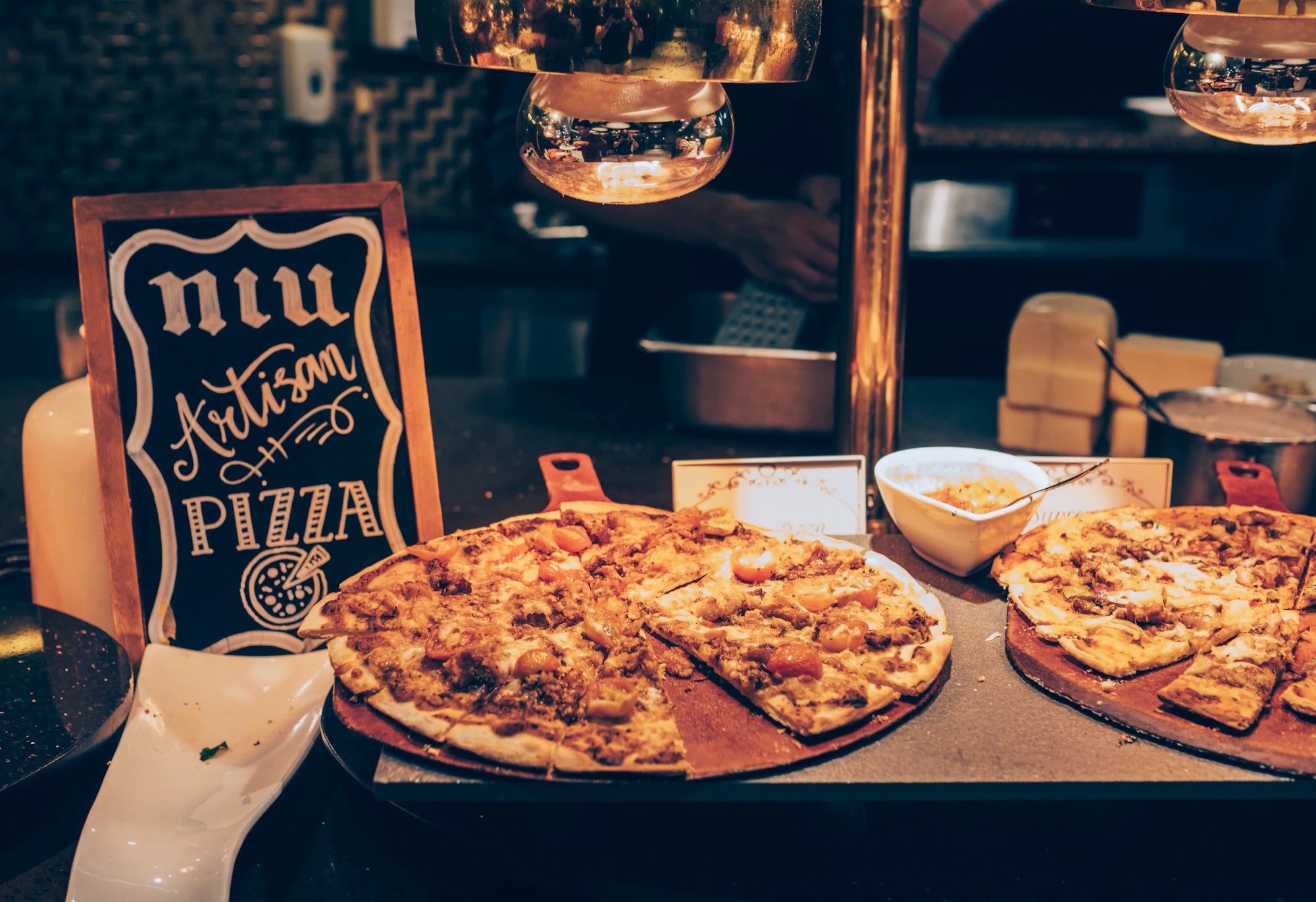 Više pečenih pizza na pultu