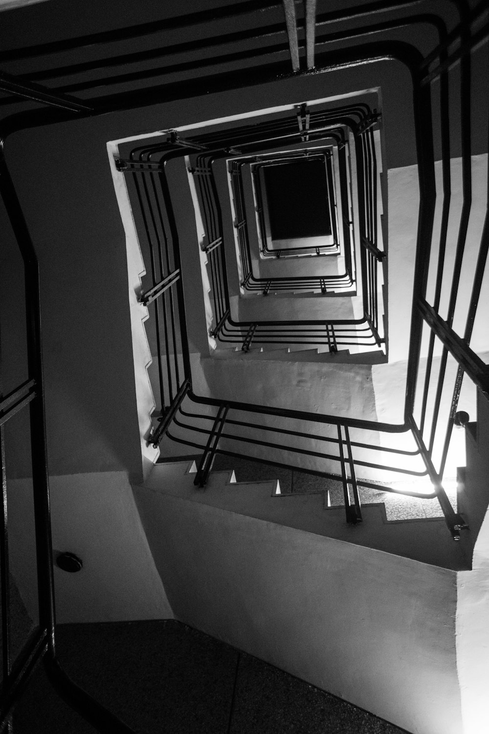 Photographie en contre-plongée d’un bâtiment en béton gris