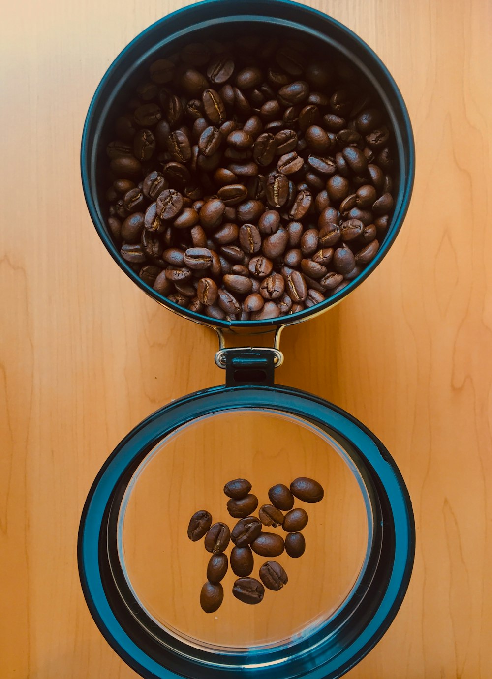 granos de café en recipiente
