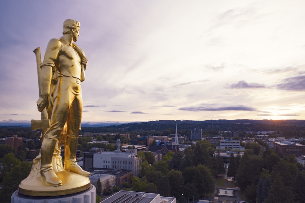 statue dorée pendant la journée