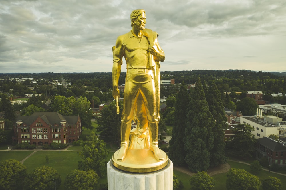 estátua de ouro