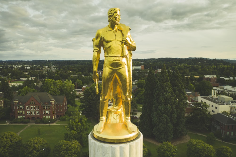 gold statue